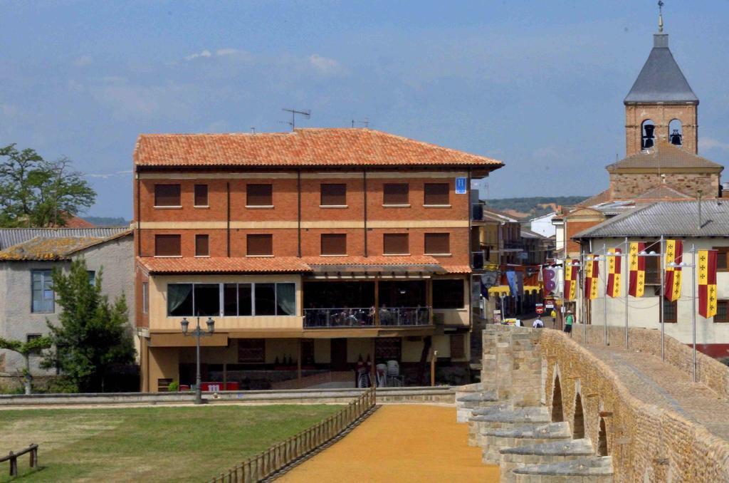 Hostal Don Suero De Quinones Hospital de Órbigo Exterior foto